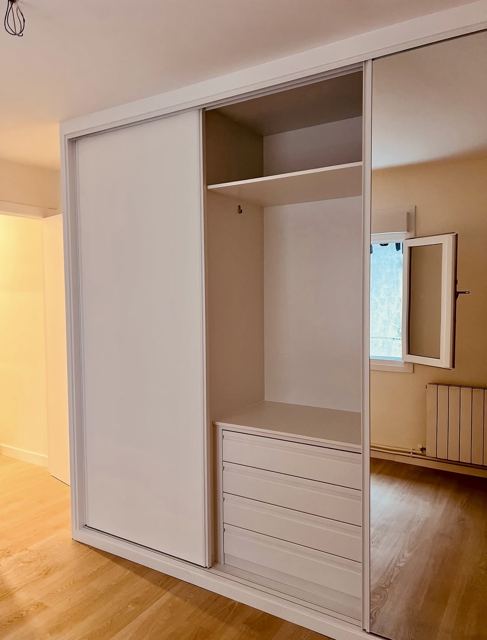 Armario empotrado con puertas correderas y espejo