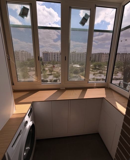 Mueble bajo ventana en terraza