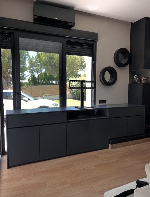 Mueble de TV gris a medida